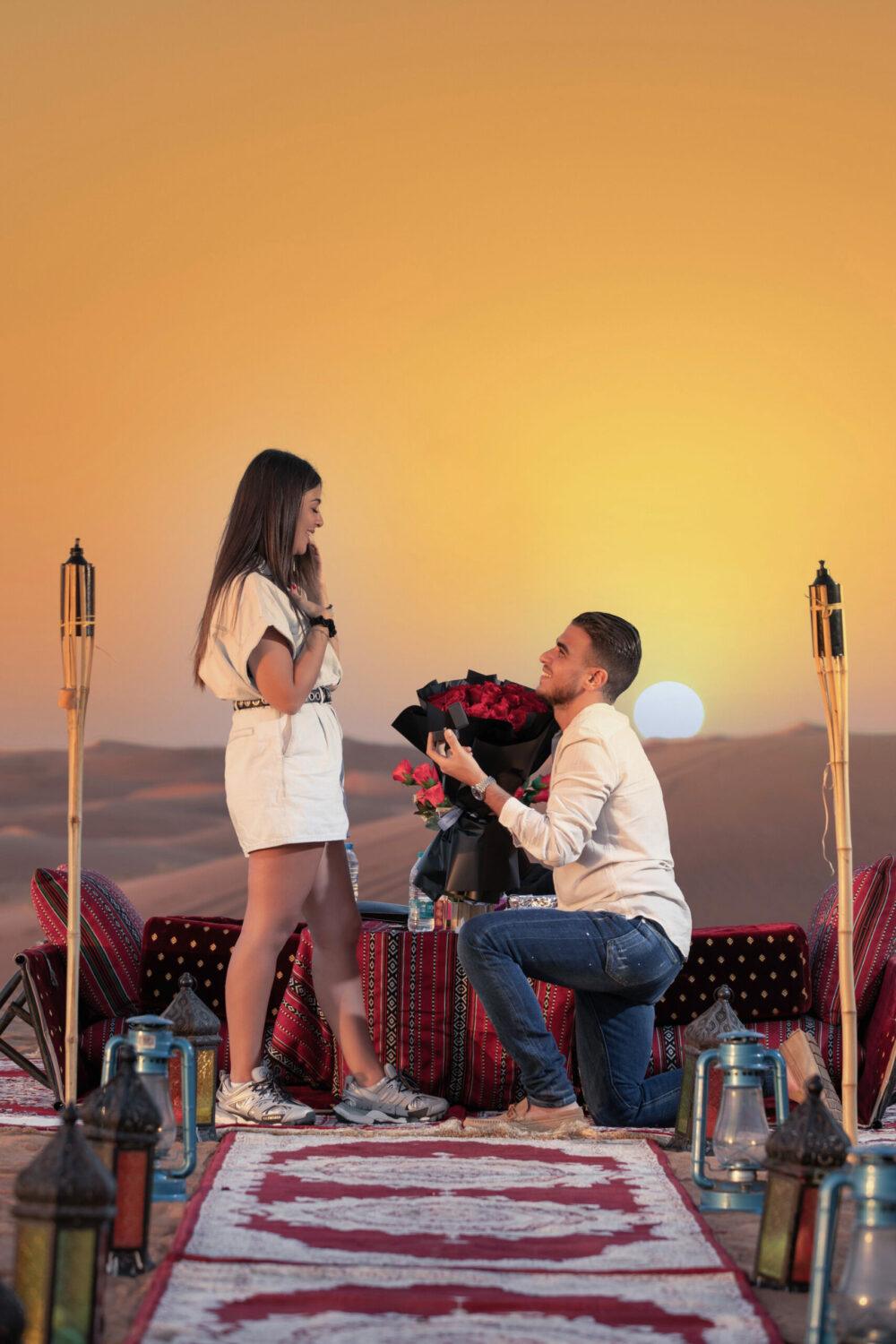 Demande en mariage dans le désert de Dubai avec repas